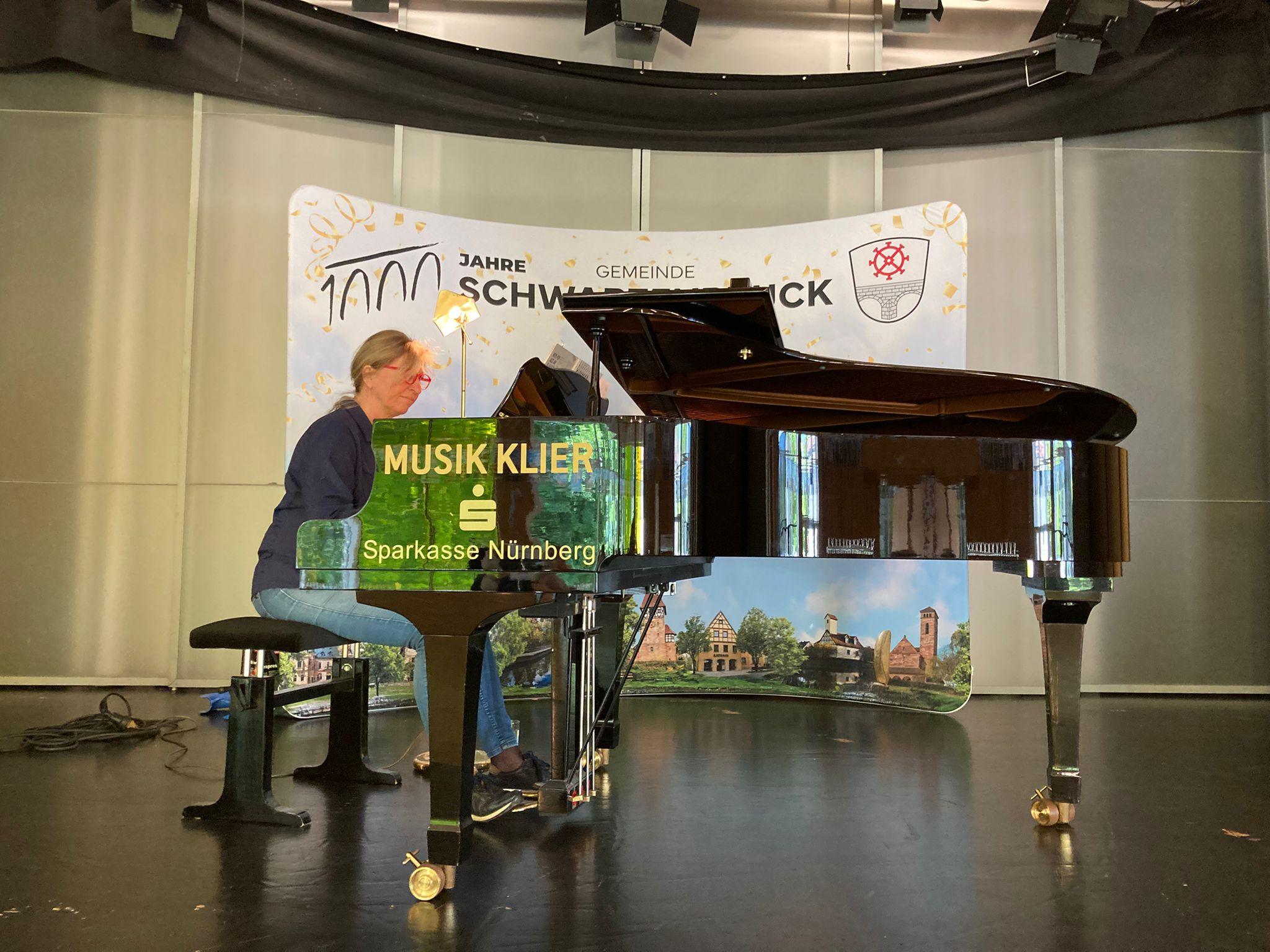 Untermalt von angenehmer Klaviermusik